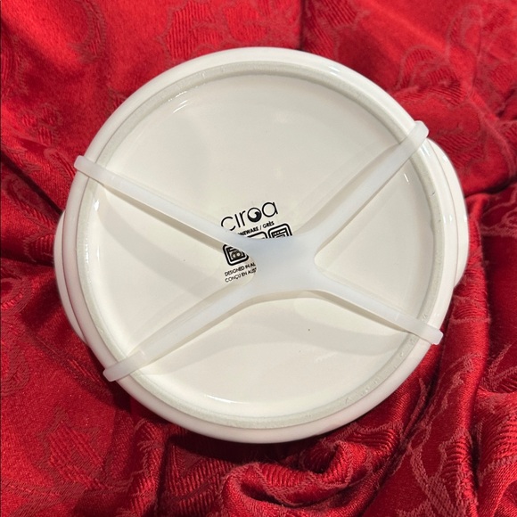 NWT Brie Baker with Red Accents and Bamboo Spreader - Picture 4 of 4